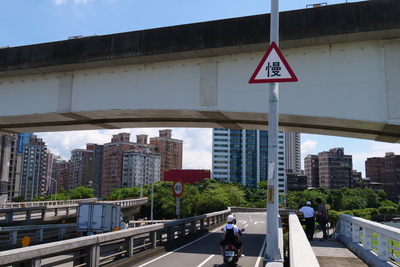 於下橋及彎道處增設「慢」字警示標誌