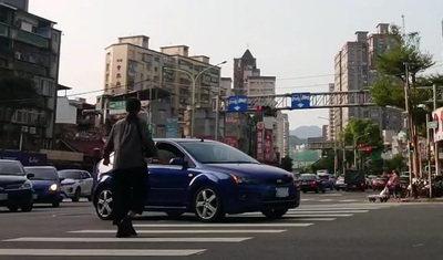 行人與左轉車交織