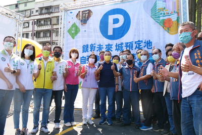 銀新未來城預定地自強臨時平面停車場免費停車一個月