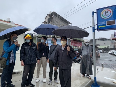 交通局局長鍾鳴時上午前往中和員山市場機車臨時平面停車場視察