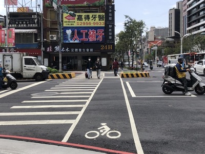 板橋縣民大道與民權路-行人庇護島