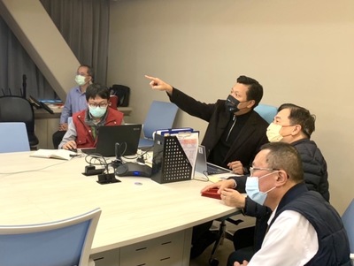 朱副市長(左二）視察交通戰情室