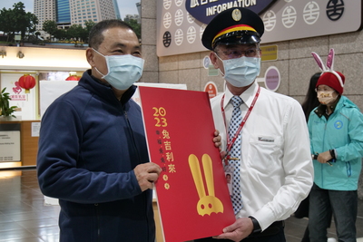 新北市長侯友宜今天傍晚慰勞台鐵、高鐵和警察駐在所輪值人員