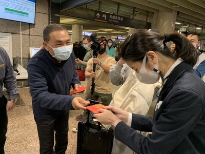 新北市長侯友宜今天傍晚到板橋車站視察春節返鄉交通疏運情形，並發送福袋