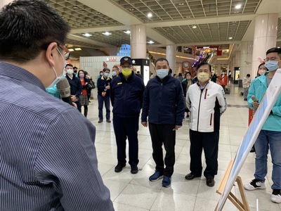新北市長侯友宜今天傍晚到板橋車站視察春節返鄉交通疏運情形