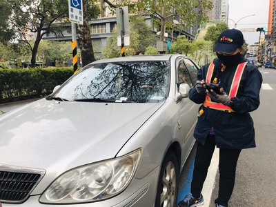 路邊停車格比照平日照常收費
