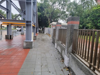 林口崇林國中人行道改善（工務局照片提供）