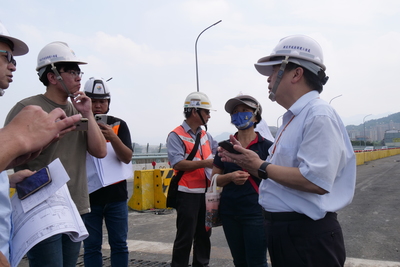 交通局長鍾鳴時（右）率員會同工務局新建工程處視察鶯歌、三峽兩端相關交通配套措施