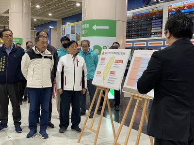 新北市長侯友宜傍晚到板橋車站關心春節返鄉交通疏運情形