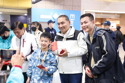侯市長發送福袋給市民朋友，祝福新年快樂