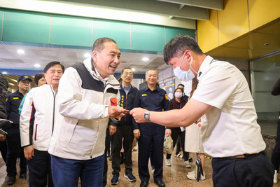 侯市長發送福袋給台鐵高鐵輪值員工，以表慰勞
