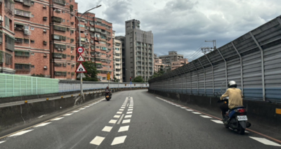 彎道路段增設視覺化減速標線、太陽能警示燈及警示標誌，速限調降為40公里，以加強行車及人行安全