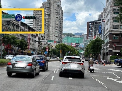 交通號誌橫桿上再加一面機車兩段式左轉標誌
