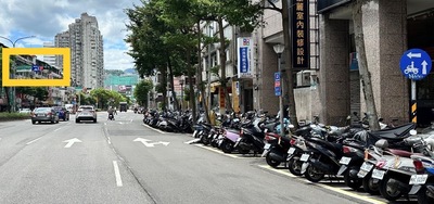 除了路側，路口號誌橫桿再加一面機車兩段式左轉標誌提醒機車騎士