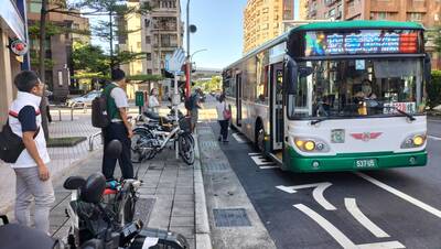 交通局及公車業者今天一早即派員分別在重安街口及麗寶之星大樓前候車處引導乘客，乘車情況良好。