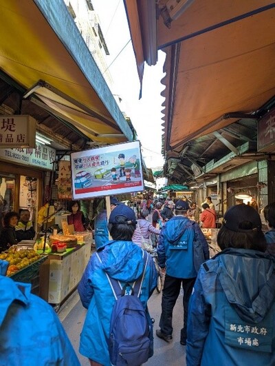 市場處人員舉牌宣導