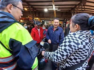 宣導團講師向民眾宣導微型電動二輪車掛牌