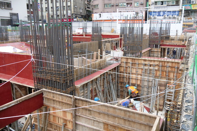 蘆洲長安立體停車場工程正進行地下樓層樑柱模板組立施作,進度超前