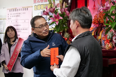 侯市長上午到臺北客運致贈春節加菜金，慰勞春節輪值駕駛員和技工