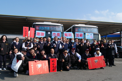 侯市長上午到中興巴士中和站拜年，致贈福袋慰勞公車駕駛員和技工
