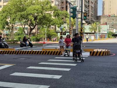 新莊區中華路與中誠街口增設庇護島並退縮行穿線