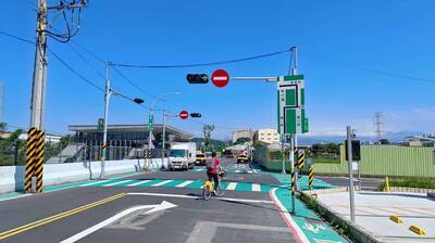 鶯歌鳳一路往西單行管制，路口禁制進入及行車導引標誌