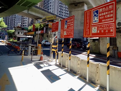 新店能仁街橋下機車停車場內照片1