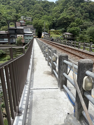 三貂嶺便橋外觀即將完工，提升居民通行與觀光便利性。