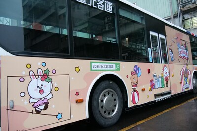 「LINE FRIENDS」耶誕城主題公車.jpg