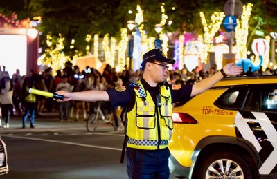 警察於路口管制指揮耶誕城交通