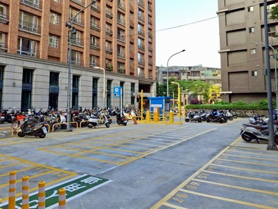 中和區民利街機車停車場