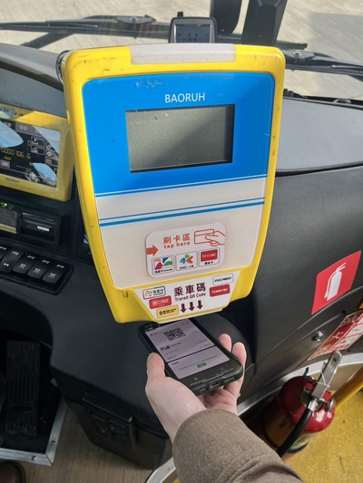 雙北市區公車及北捷、捷運環狀線將自明年1月3日起開放使用「交通乘車碼（QR Code）」搭車