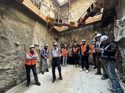 「永平國小地下停車場廉政平臺」檢視地下掩埋垃圾清運成果與後續工程推動情形。