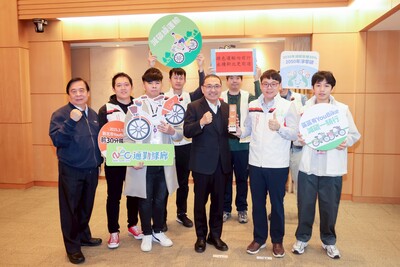 新北市榮獲「ESG交通運輸永續獎」，於市政會議上獻獎。