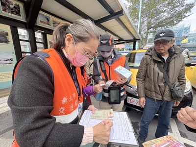 交通局會同公路局監理單位至瑞芳火車站稽查計程車駕駛是否領有執業登記証
