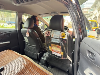 計程車司機於副駕駛座椅背上張貼計程車春節加成收費貼紙