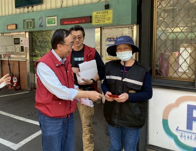 致贈福袋給停車場管理員,以表感謝之意。