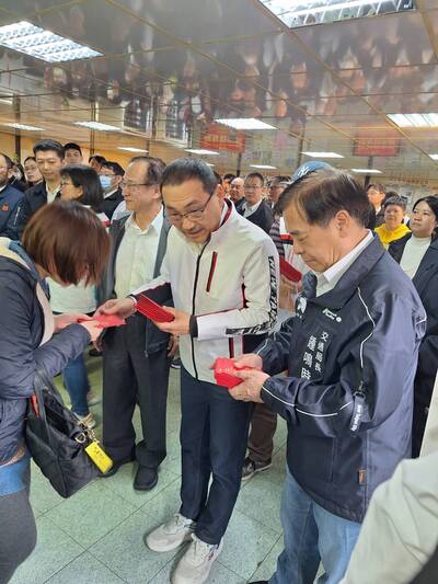 侯友宜市長發放福袋給公車駕駛長