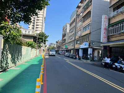 保和街標線型人行道增設交通桿阻隔