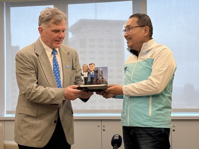 侯市長致贈與世界自行車日發起人Dr.Leszek Sibilski的陶製Q版人偶