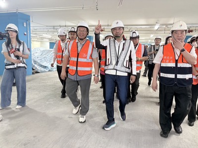 市長指示施工團隊強化工區動線分流與防護措施,降低對師生活動影響,確保教學環境安全無虞。