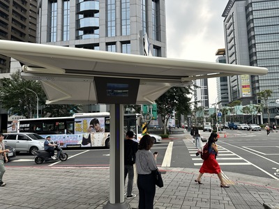 板橋車站前路口設「自動化人行道遮陽傘」