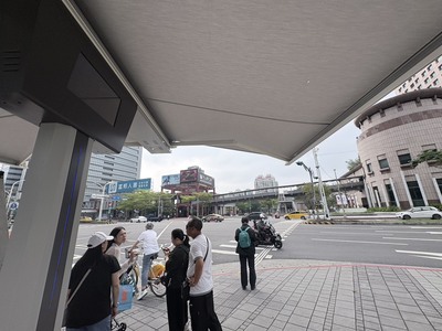 遮陽傘展開直徑約5公尺,收納後僅約60公分,並採用太陽能供電