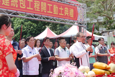 侯市長率員上香祈福開工順利