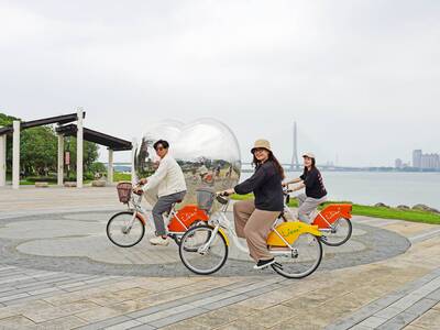 圖2. 八里左岸婚紗廣場-鏡收幸福裝置藝術與淡江大橋