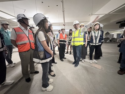 市長今天視察板橋區信義國小地下停車場工程進度