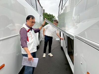 交通局副局長曾招雄檢視機場快線公車的行李置放區