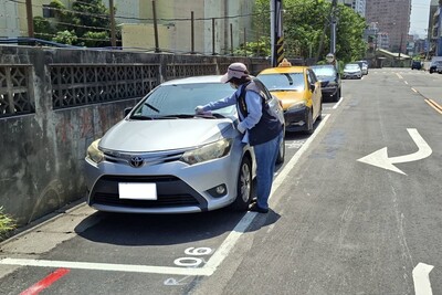 淡水淡海路165巷路邊停車格夾單宣導