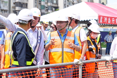 新北市長侯友宜上午視察「蘆洲區光華段停車場及青年社會住宅新建工程」