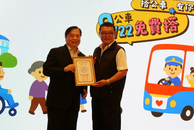 局長頒獎表揚新北市優良公車大都會汽車客運駕駛長施明成